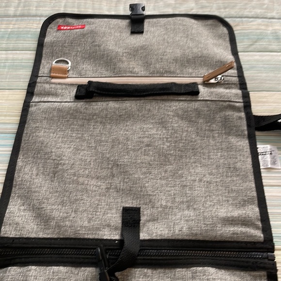 Skip hop diaper changing station - Picture 5 of 11